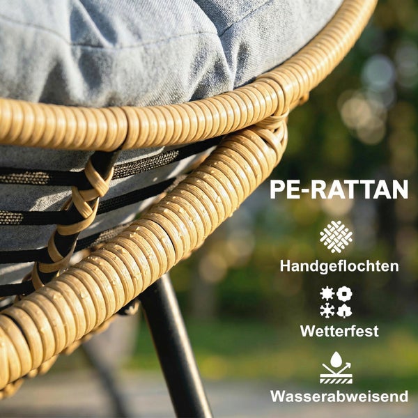 Detailansicht eines Gartenstuhls aus handgeflochtenem Polyethylen-Rattan, wetterfest und wasserabweisend mit grauem Polster.
