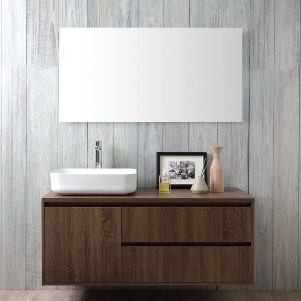 Waschtisch mit Aufsatzwaschbecken, Spiegel und Unterschrank im Badezimmer