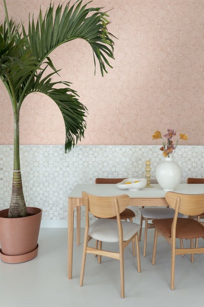 Heller Essbereich mit Esstisch, Stühlen und Topfpflanze