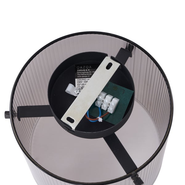 Innenansicht einer Deckenleuchte mit elektrischen Anschlüssen