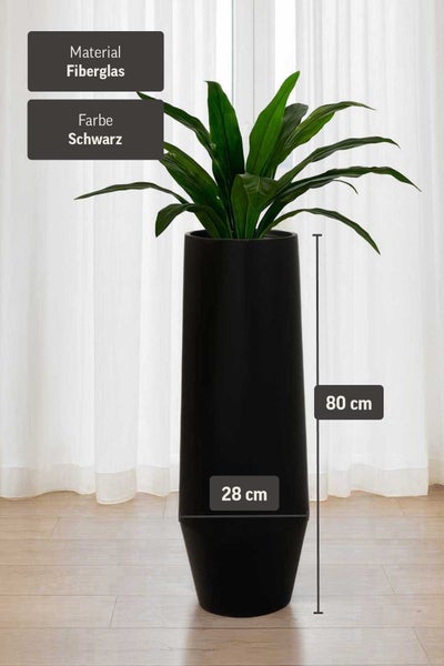 Hohes schwarzes Pflanzgefäß aus Fiberglas, 80 Zentimeter hoch und 28 Zentimeter breit, mit grüner Pflanze in einem hellen Raum.