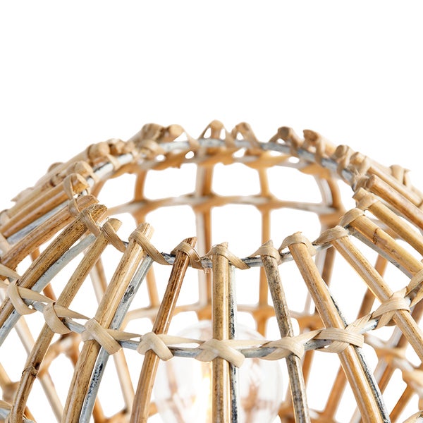 Detailansicht einer Hängeleuchte aus Rattan