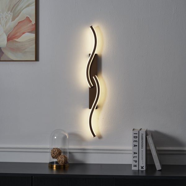 Moderne Wandleuchte mit geschwungenem Design an der Wand montiert