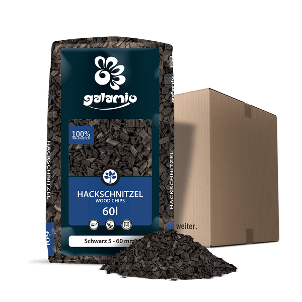 Galamio Holzhackschnitzel aus Waldkiefer, schwarz, Körnung 5 bis 60 Millimeter, 60 Liter Sack neben Karton und einer kleinen Menge loser Schnitzel.