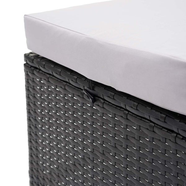 Detailansicht einer Gartenbox aus dunklem Polyrattan mit hellem Sitzkissen.