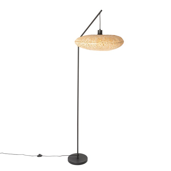 Stehleuchte mit geflochtenem Schirm und Metallgestell