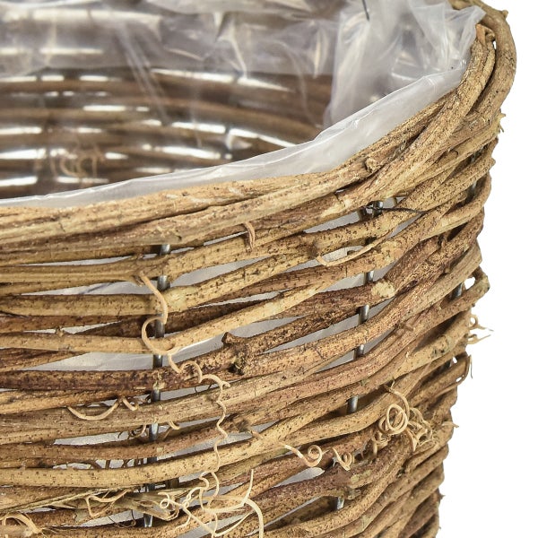 Detailansicht eines Pflanzkorbs aus geflochtenen Zweigen mit Kunststoffeinsatz