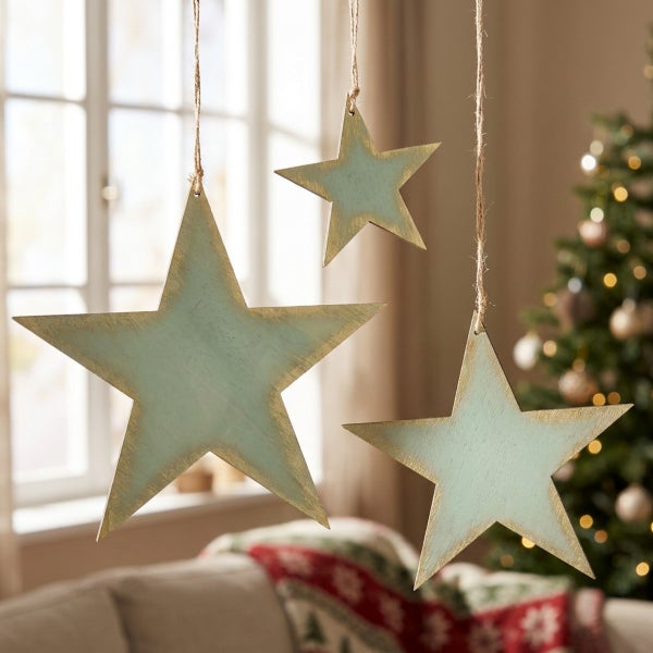 Drei hängende Weihnachtssterne aus Holz im Vintage Stil als dekorativer Baumschmuck oder Fensterdekoration.