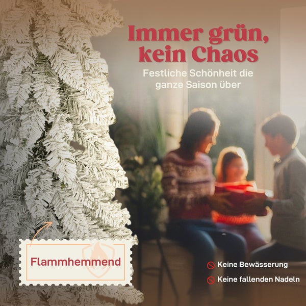 Künstlicher Tannenbaum mit Schneeeffekt, flammhemmend, benötigt kein Gießen, keine fallenden Nadeln, im Hintergrund eine Familie beim Geschenkeauspacken.