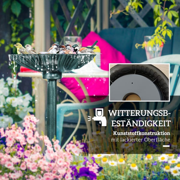 Vogeltränke mit badenden Vögeln im Garten