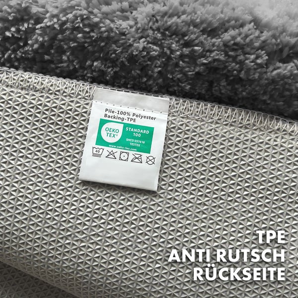 Detailansicht eines Teppichs mit Öko Tex Siegel und TPE-Antirutsch-Rückseite.