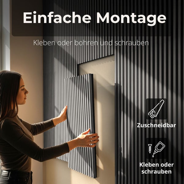 Eine Frau montiert ein Wandpaneel in Holzlatten-Optik. Einfache Montage durch Kleben oder Schrauben, individuell zuschneidbar.