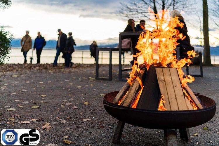 Anwendungsbeispiele für Lacke und Farben im Garten: Gartenhäuser, Spielgeräte, Carports, Zäune, Holzfassaden, Gartenmöbel, Fachwerkhäuser, Dachuntersichten und Hochbeete.