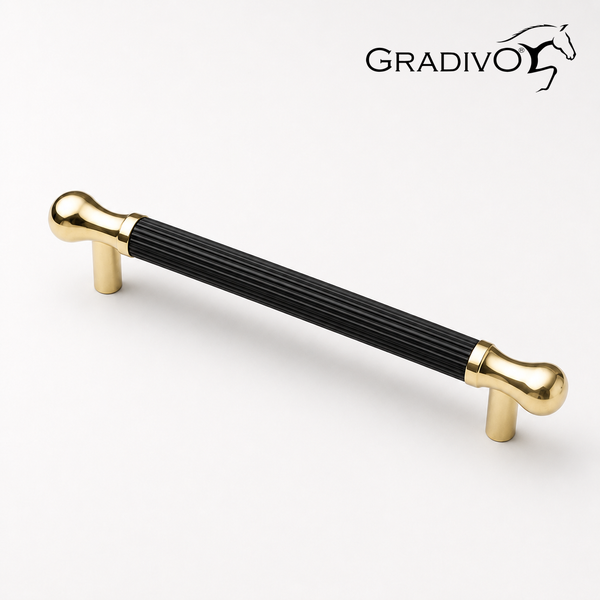 Möbelgriff mit schwarzem geriffeltem Mittelteil und goldfarbenen Enden. Gradivo Logo.