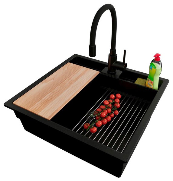 Schwarze Küchenspüle mit Abtropfgitter, Schneidebrett und Armatur