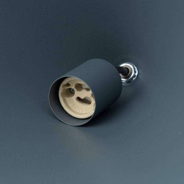 Lampenfassung aus Metall mit Keramikeinsatz in einer Leuchte.