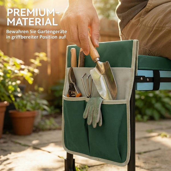 Hand steckt eine Schaufel in eine Gartengerätetasche aus Textil am Gartensitz, gefüllt mit Gartenschere, Kleingrubber und Handschuhen.