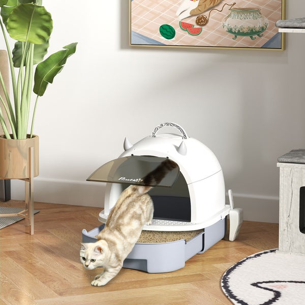 Geschlossene Katzentoilette von PawHut mit herausziehbarer Schublade, Schwingtür und Griff in einem hellen Raum mit einer Katze.