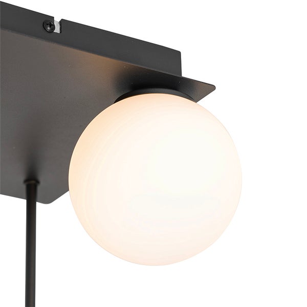 Deckenleuchte mit runder, weißer Glaskugel und schwarzer Halterung