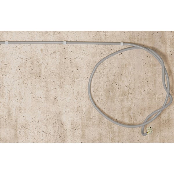 Installationsrohr mit Befestigungsclips an einer Wand