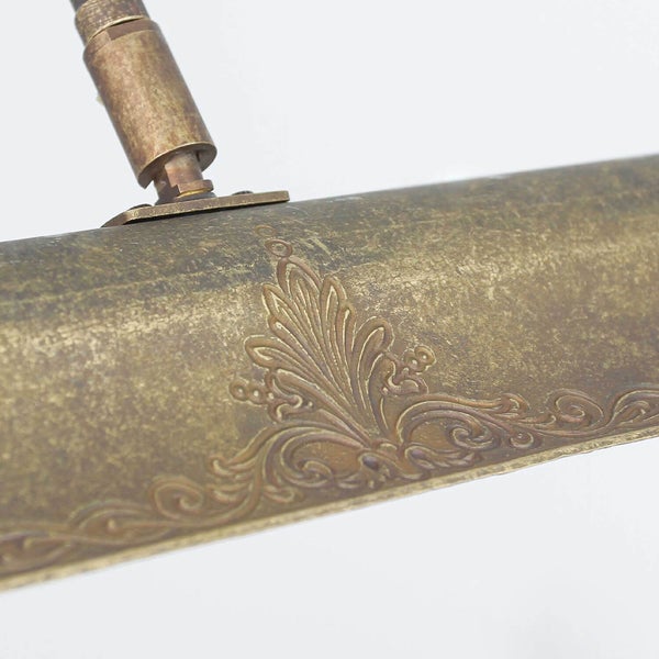 Nahaufnahme einer vergoldeten Lampe mit dekorativen Ornamenten