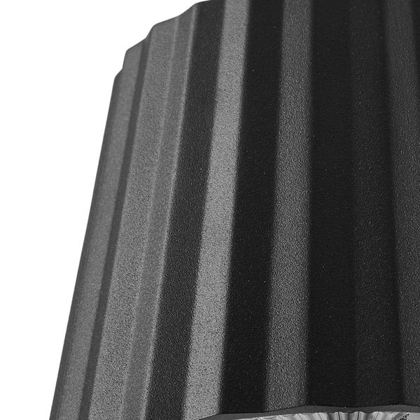 Nahaufnahme der gerippten Oberfläche einer schwarzen Außenleuchte mit strukturierter Beschichtung.