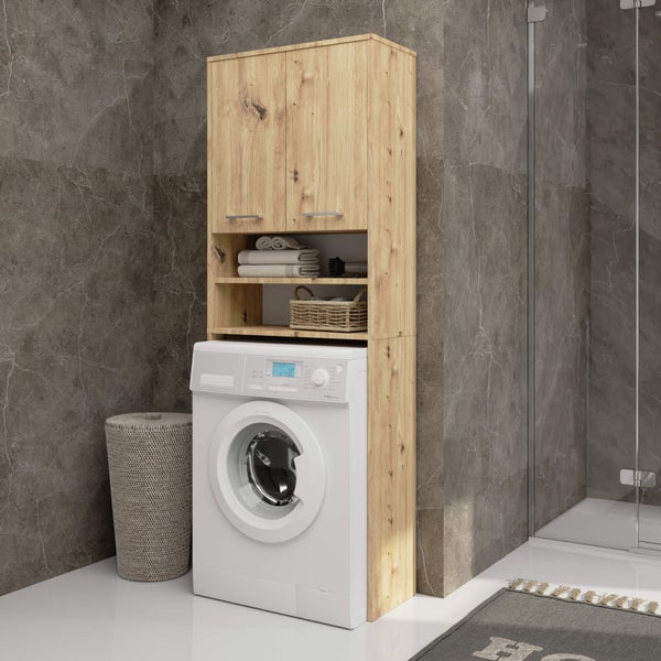 Badezimmer mit Waschmaschine und Waschmaschinen-Oberschrank