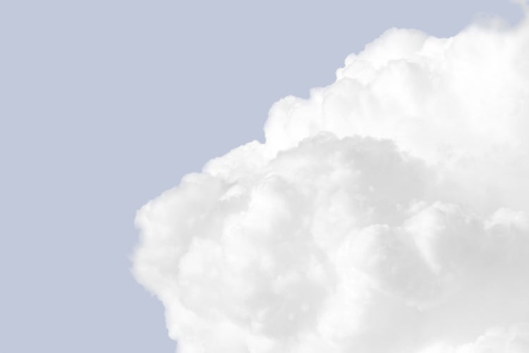 Weiße Wolkenformation am Himmel