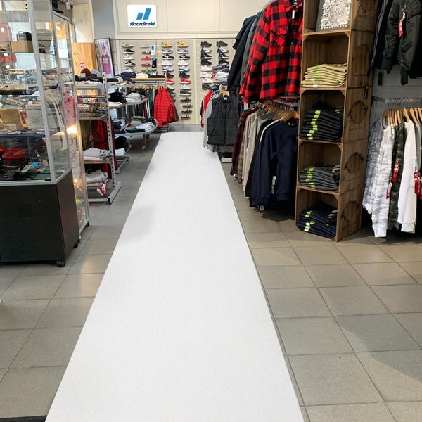 Gang mit weissem Teppich in einem Bekleidungsgeschäft