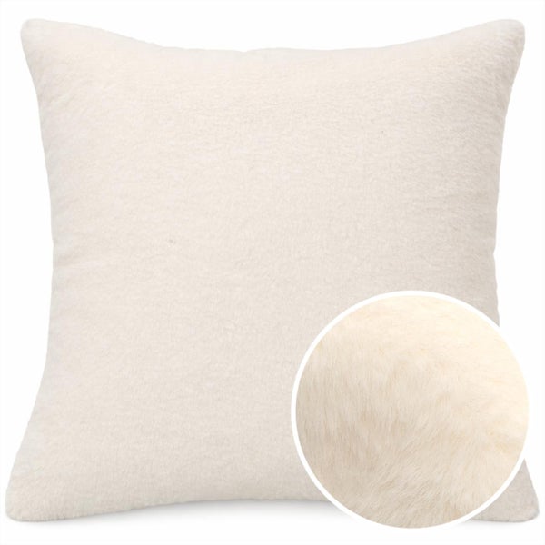 Quadratisches Dekokissen aus flauschigem Kunstfell mit Detailansicht der weichen Oberfläche.