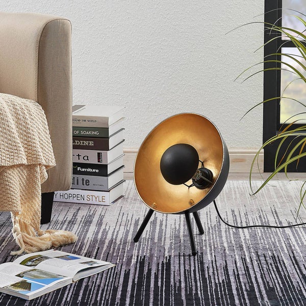 Dekorative Tischleuchte mit rundem Lampenschirm auf einem Teppich