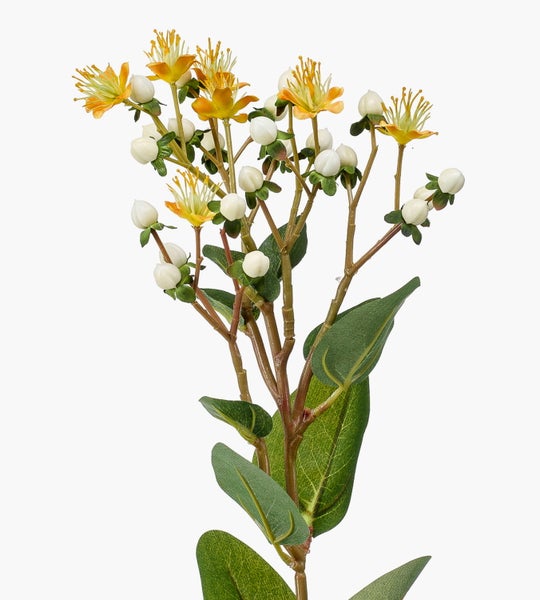Künstlicher Hypericum Zweig mit weißen Beeren und gelben Blüten.