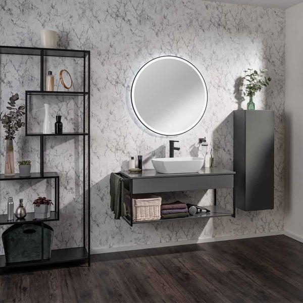 Modernes Badezimmer mit Waschbecken, Spiegel, Regal und Stauraum für ein ordentliches Ambiente.