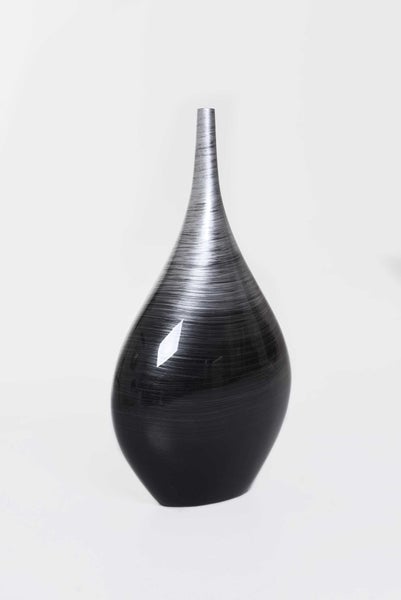 Bauchige Dekovase mit schmalem Hals und horizontaler Bürstenoptik in Schwarz und Silber.