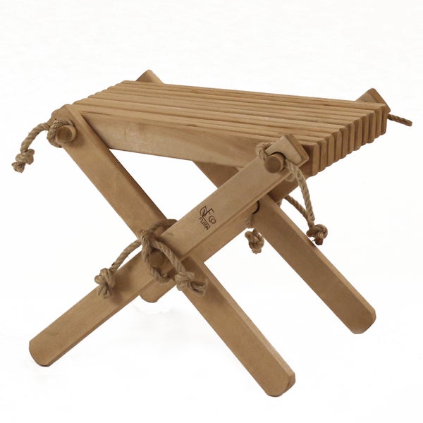 Faltbarer Hocker aus Holz mit Sitzfläche aus Latten und Seilverbindungen, EcoFurn Logo.