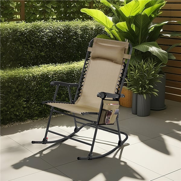 Moderner Garten-Schaukelstuhl aus Metall und Textilgewebe mit Kopfstütze und Seitentasche auf einer Fliesenterrasse umgeben von Pflanzen.