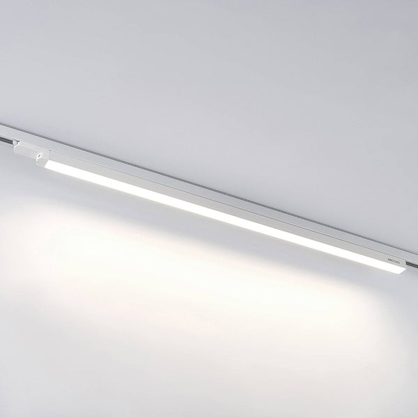 Weißes lineares LED-Schienensystem-Panel von Arcchio, montiert an einer Deckenschiene, strahlt helles Licht aus.