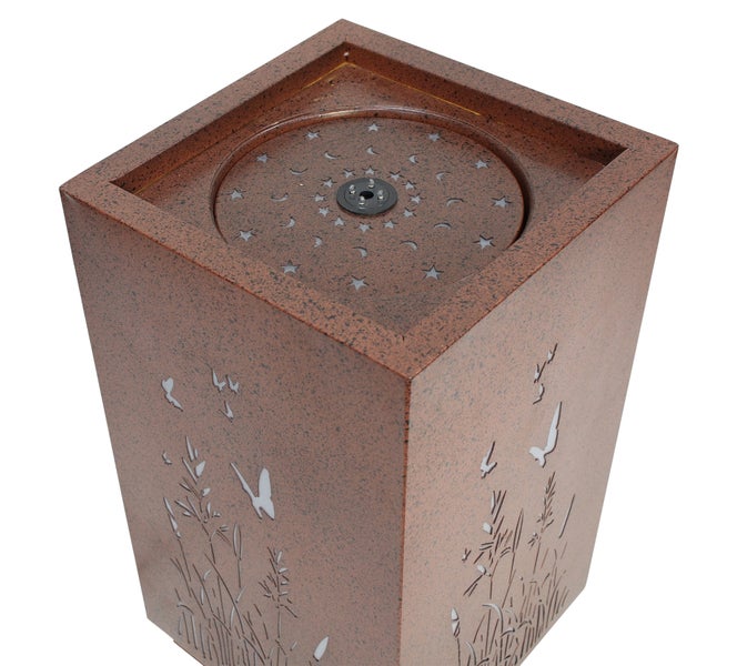 Dekorativer Gartenbrunnen in Würfelform mit Sternen, Monden, Schmetterlingen und Gräsern