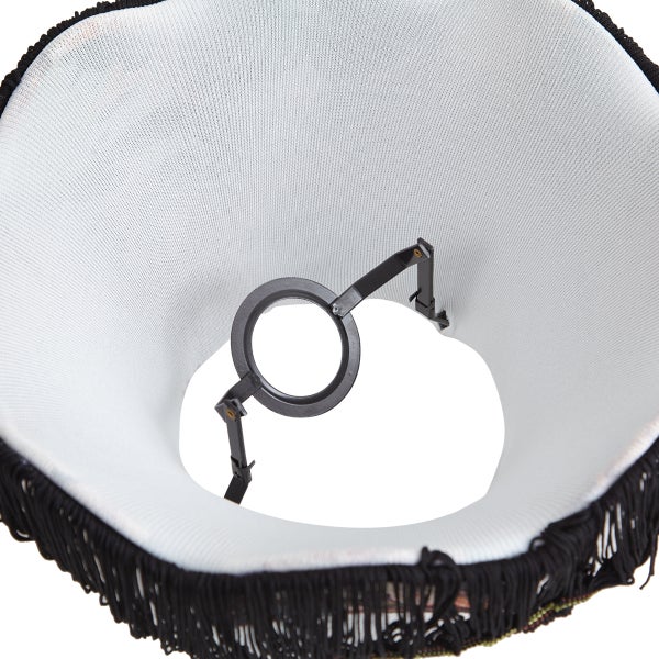 Innenansicht eines Lampenschirms mit Stofffutter, Metallhalterung für Leuchtmittel und Fransen am Rand.