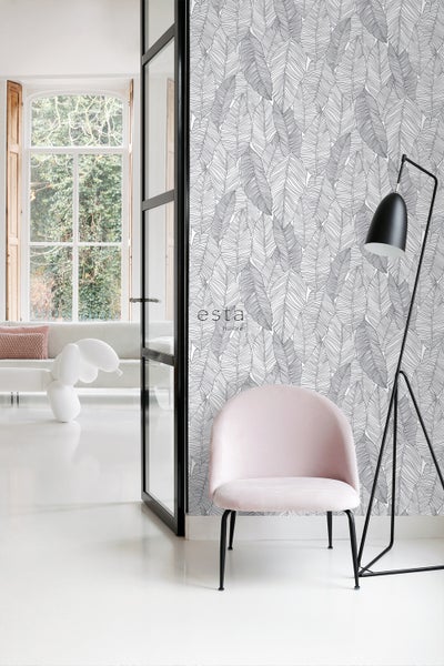 Heller Raum mit Blattmuster-Tapete, Stuhl und Stehlampe