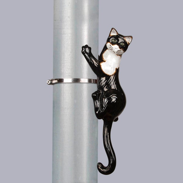 Schwarz-weiße Dekofigur Katze für das Fallrohr, aus Keramik, mit Befestigungsschelle.