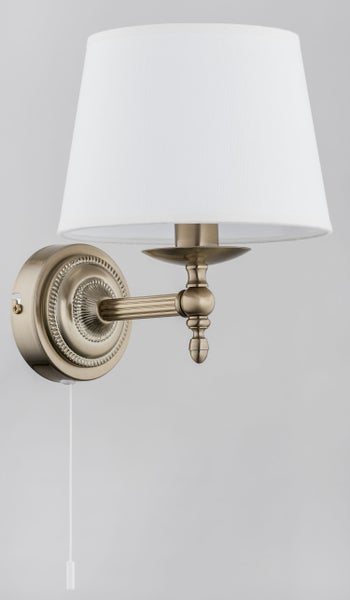 Wandleuchte im klassischen Stil aus Metall in Antikoptik mit Textilschirm und Zugschalter