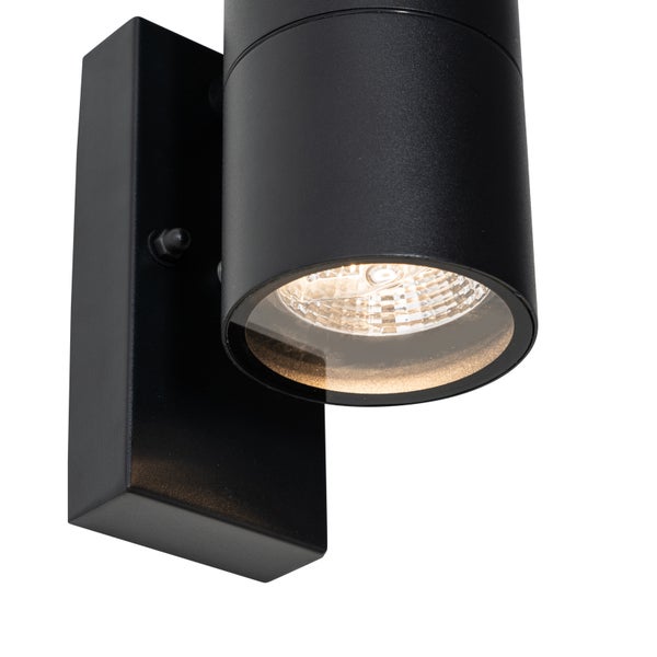 Moderne schwarze Außenwandleuchte in zylindrischer Form mit einer nach unten gerichteten Lichtquelle.