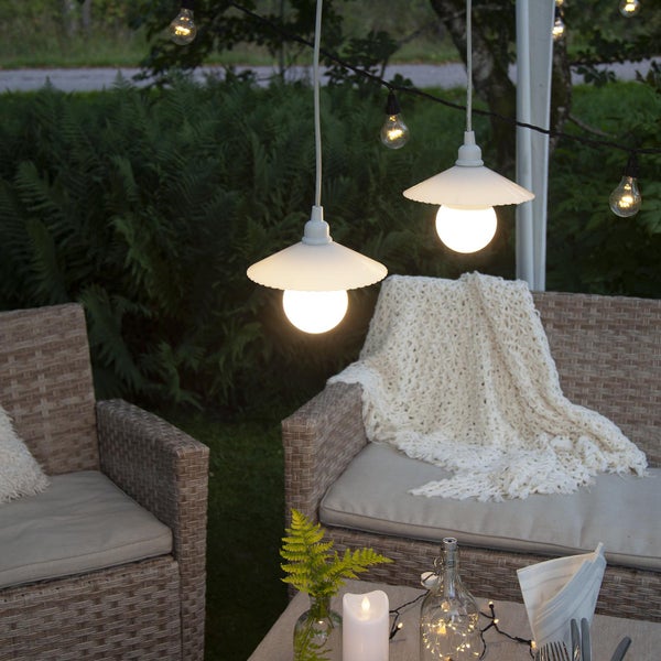 Hausfassade mit funkelnder LED-Eisregen-Lichterkette als Weihnachtsdekoration