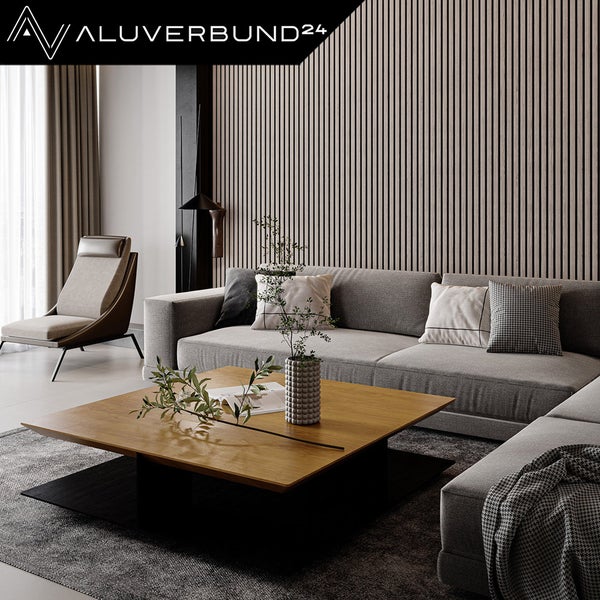 Wohnzimmer mit moderner Wandverkleidung aus Holzlamellen, gemütlichem Sofa, Couchtisch aus Holz und stilvoller Einrichtung.