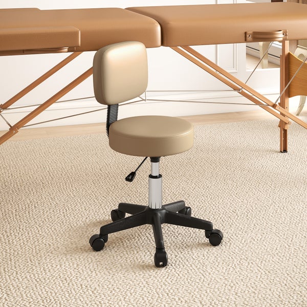 Höhenverstellbarer Arbeitshocker mit Rückenlehne und gepolsterter Sitzfläche vor einer Massageliege mit Holzgestell in einem hellen Raum.