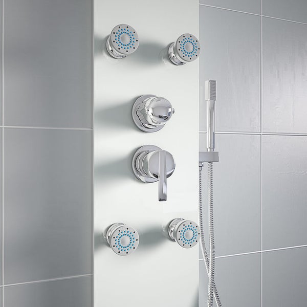 Duschpaneel mit integrierten Massagedüsen, Einhebelmischer, Thermostat und Handbrause vor gefliestem Hintergrund.