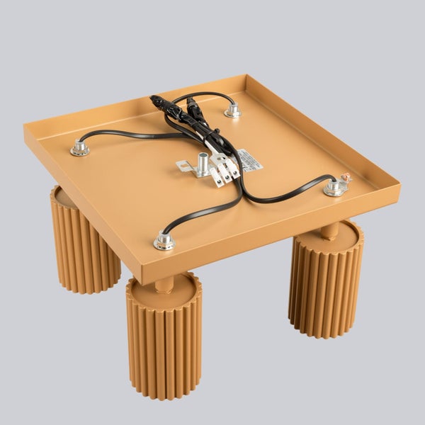 Deckenleuchte von unten mit quadratischer Platte und zylindrischen Lampenschirmen