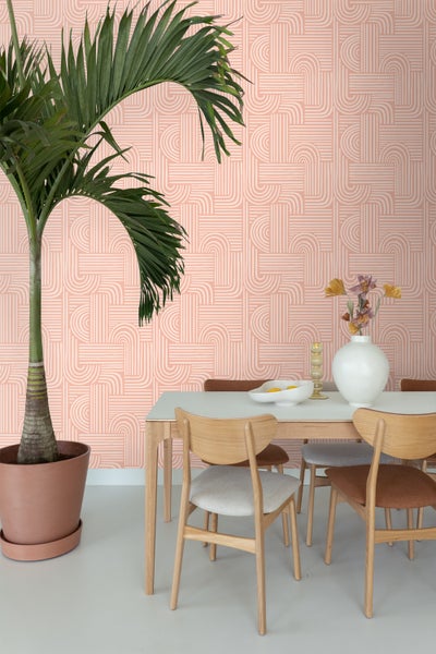 Raumgestaltung mit gemusterten Tapeten, Esstisch, Stühlen und Topfpflanze