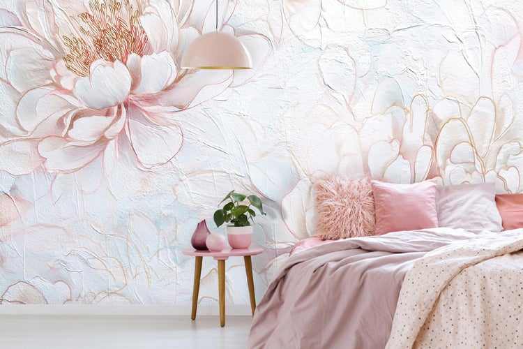 Schlafzimmer mit Fototapete mit Blumenmuster, Nachttisch, Zimmerpflanze und Bett